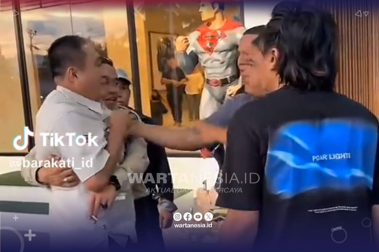 Anggota DPRD Provinsi Gorontalo, Mikson Yapanto, diduga mendapat tindakan penganiayaan oleh sejumlah orang. (Foto/Tangkapan layar tiktok barakati.id)