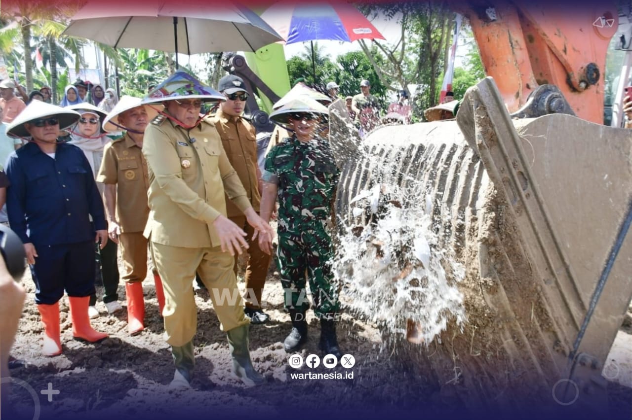 Pembangunan percetakan sawah baru di Desa Manunggal Karya, Kecamatan Randangan, resmi dimulai melalui seremoni groundbreaking yang ditandai dengan pemecahan kendi oleh Gubernur Gorontalo, Gusnar Ismail, Senin (08/12/2025).