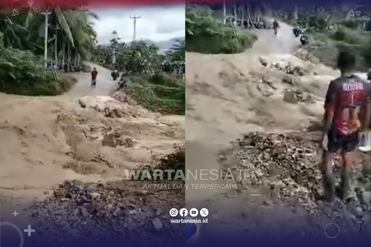 Tangkapan layar video amatir detik-detik banjir sebabkan jalan di Desa Hulawa, putus. (Ali Musa)