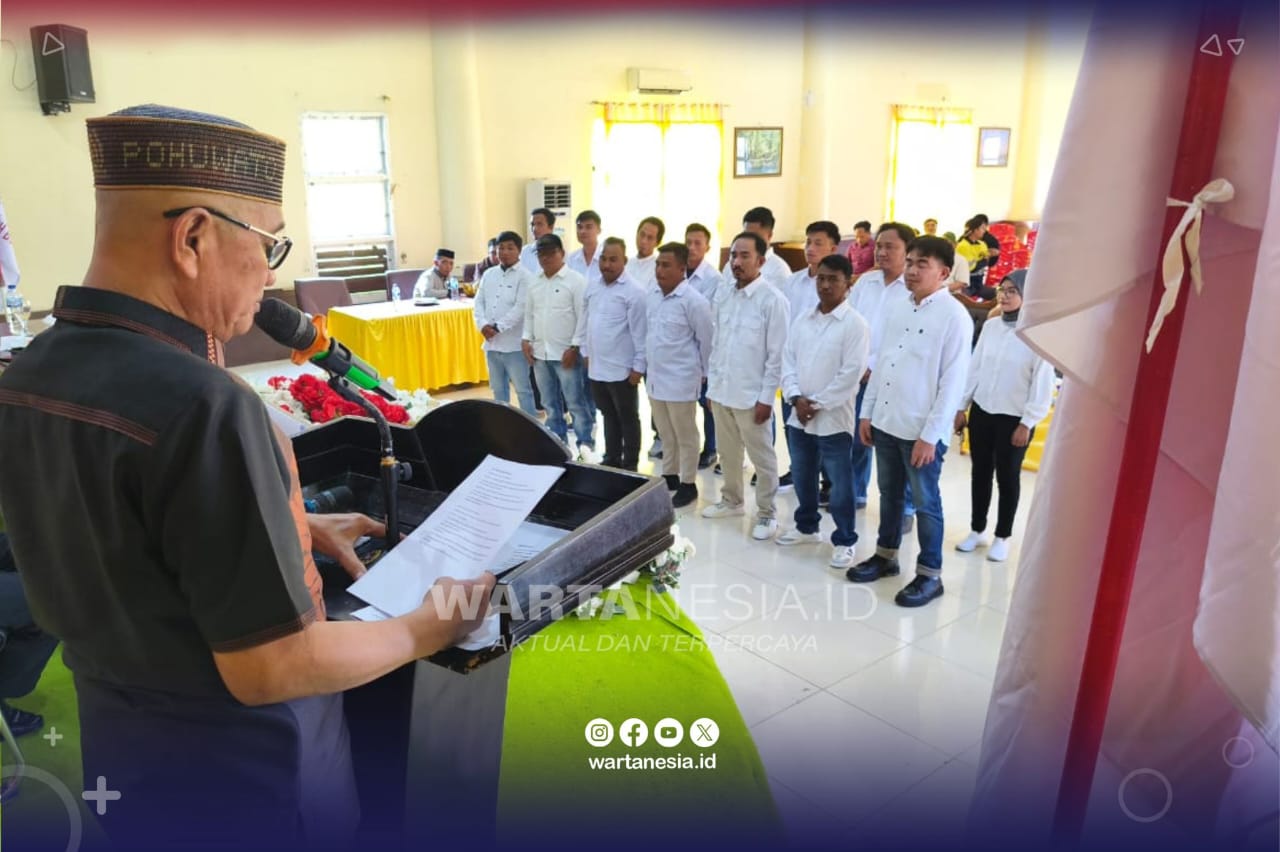 Bupati Pohuwato, Saipul A. Mbuinga, saat mengukuhkan pengurus DPP Perkumpulan Buruh Bumi Panua, di Aula Panua, Minggu (14/12/2025)