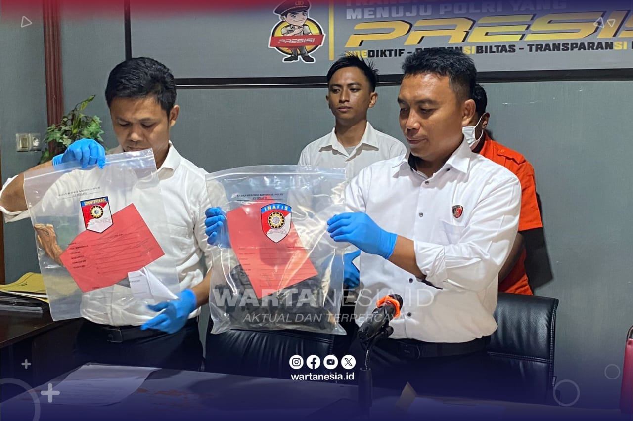 Polres Boalemo saat menunjukan barang bujkti kasus penikaman, di Kecamatan Paguyaman, pada 1 Januari 2026.