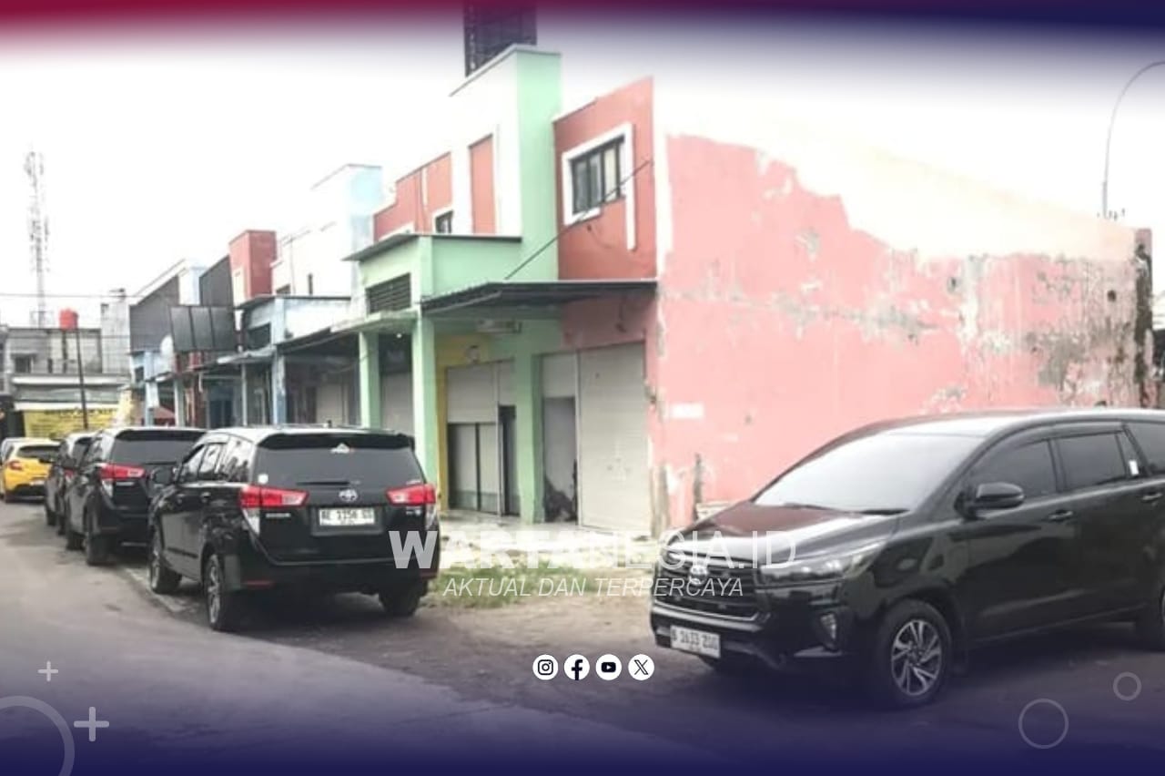 Mobil penyidik KPK terpantau berada di lokasi penggeledahan ruko di Kota Madiun.