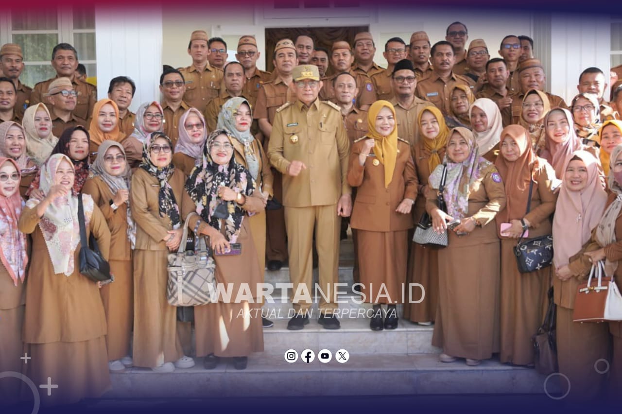 Gubernur Gorontalo, Gusnar Ismail, bersama perwakilan Guru