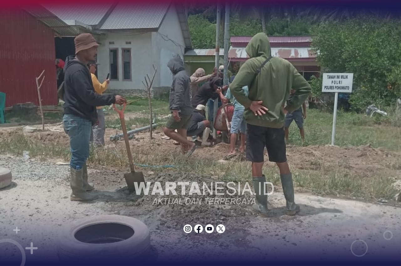 Pemdes Hulawa bersama warga setempat membuat portal masuk