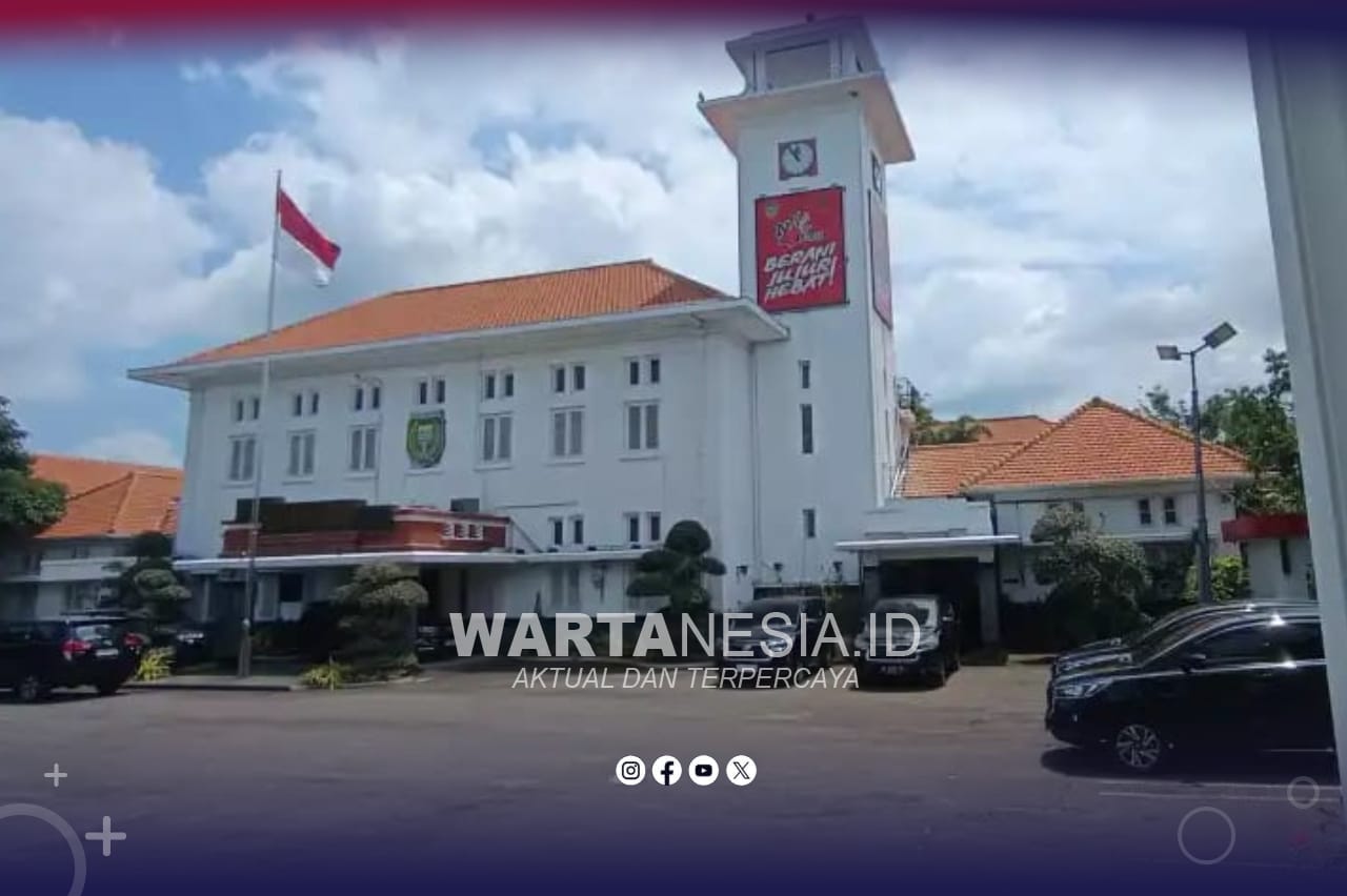 Tampak mobil penyidik KPK terparkir di halaman Balaikota Madiun.