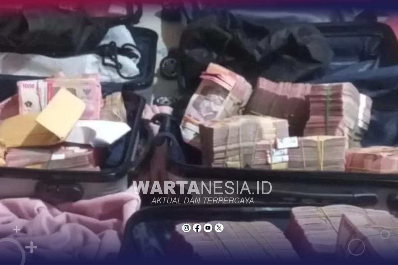 Penampakan barang bukti uang Rp5 miliar dalam lima koper ditemukan KPK dari kasus korupsi Bea Cukai saat penggeledahan di Ciputat, Tangerang Selatan, Banten, Jumat (13/2/2026). (JPG)