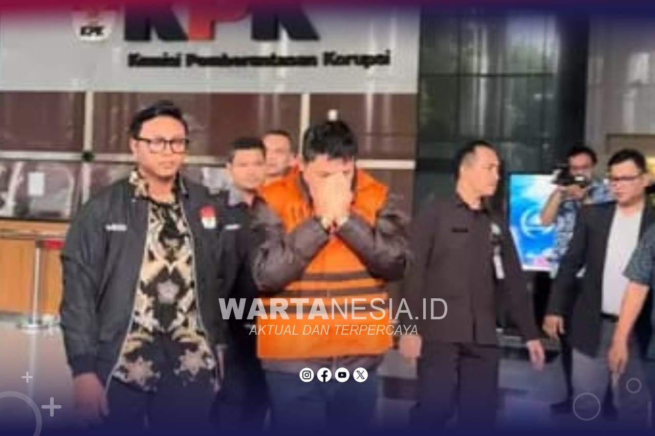 Pejabat Bea Cukai Budiman Bayu Prasojo (BBP) menutup erat mulutnya saat digelandang ke mobil tahanan KPK di gedung Merah Putih KPK, Kuningan, Jakarta Selatan, pada Jumat 27 Februari 2026. (Beritasatu.com/Yustinus Patris Paat)