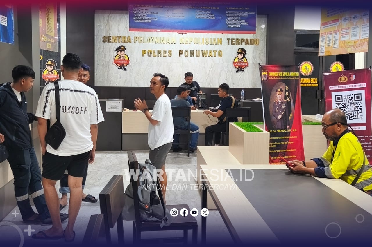 Situasi di SPKT Polres Pohuwato, pada Jumat (27/2/2026) malam, saat 5 oknum karyawan PGM dilaporkan oleh manajemen perusahaan.