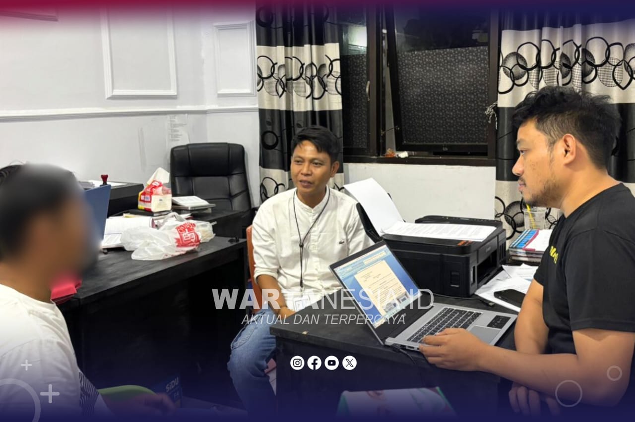 Tersangka pencurian material emas, SP, saat diperiksa Polres Pohuwato. (Istimewa)