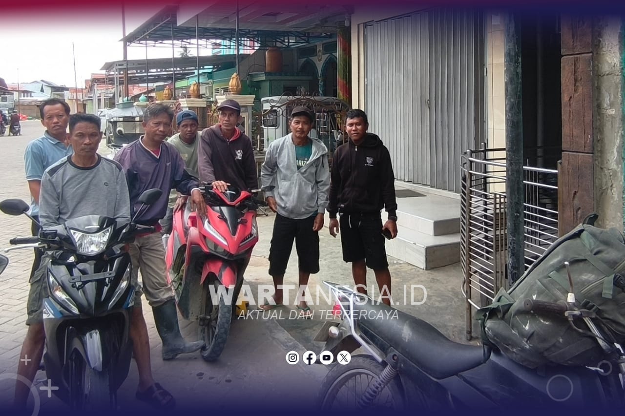 Sejumlah penambang di Pohueato berkumpul di depan toko emas yang tutup.