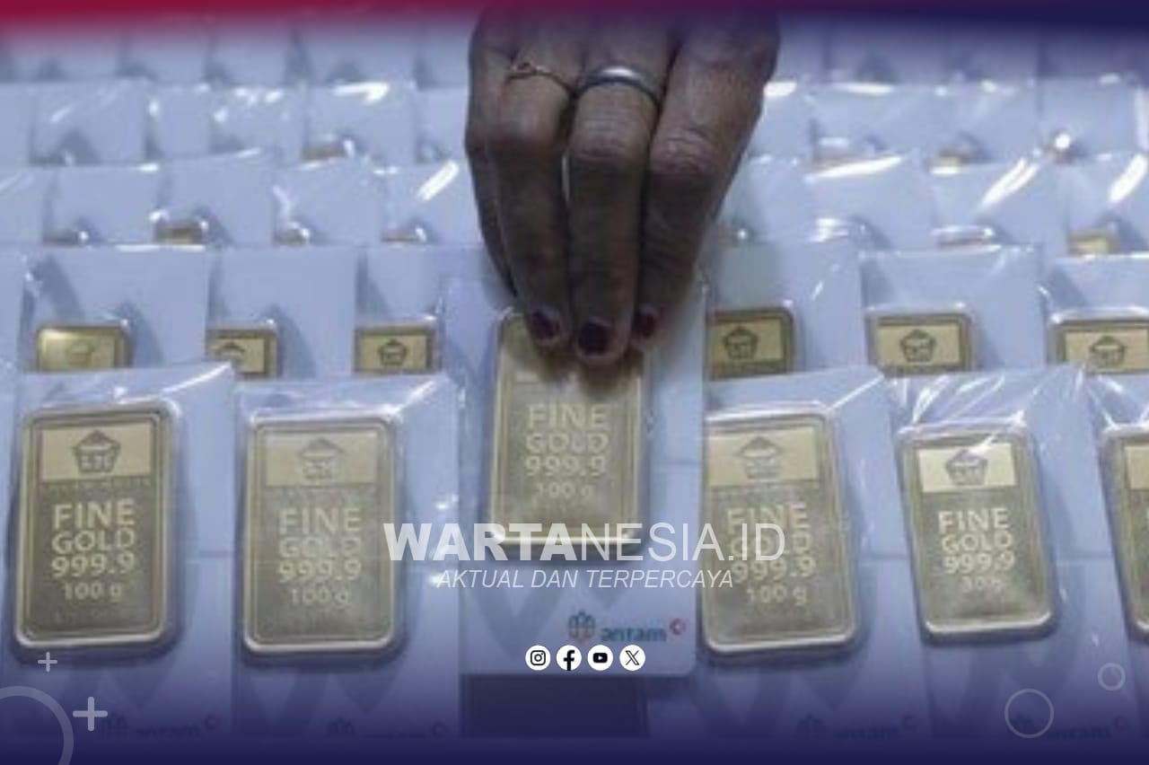 Harga emas Antam naik tipis Rp4.000 menjad Rp3,049 juta per gram pada perdagangan Kamis (5/3), sedangkan harga buyback naik Rp25 ribu ke Rp2,819 juta. (Foto: CNN Indonesia/Safir Makki)