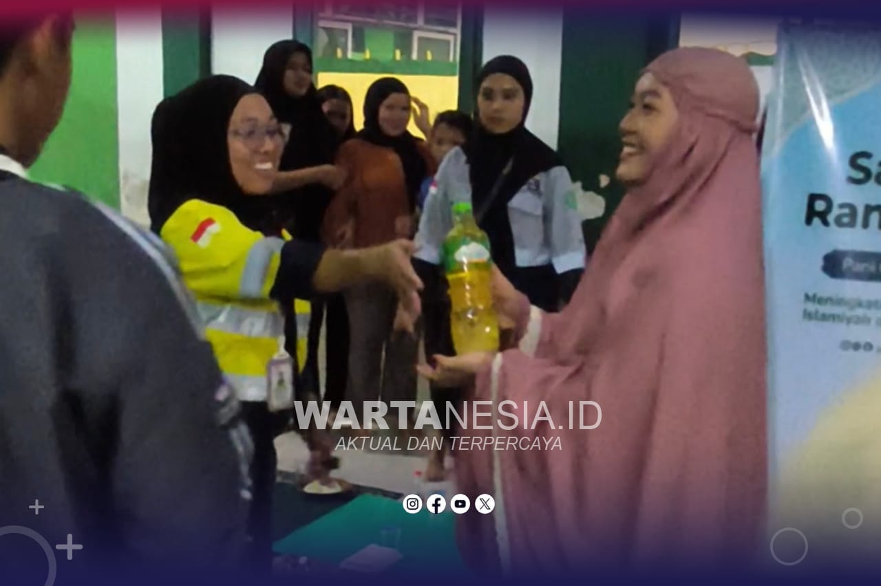 PGM Bagikan Minyak Goreng Gratis kepada masyarakat saat buka puasa, (Wartanesia)