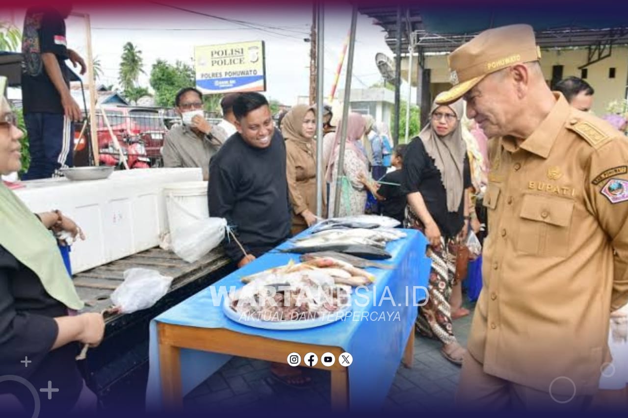Dok. Bupati Pohuwato, Saipul A. Mbuinga, saat meninjau pasar murah. (Dulohupa.id)
