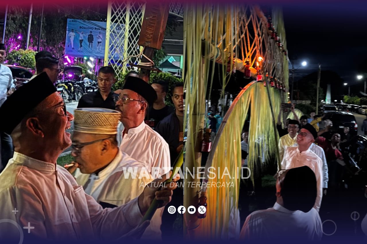 Anggota DPD RI, Syarif Mbuinga, bersama Bupati dan Wakil Bupati Boalemo, Forkopimda dan unsur OPD, saat menyalakan lampu Tumbilotohe di Rumah Dinas Wakil Bupati, Senin (16/3/2026). (Istimewa)