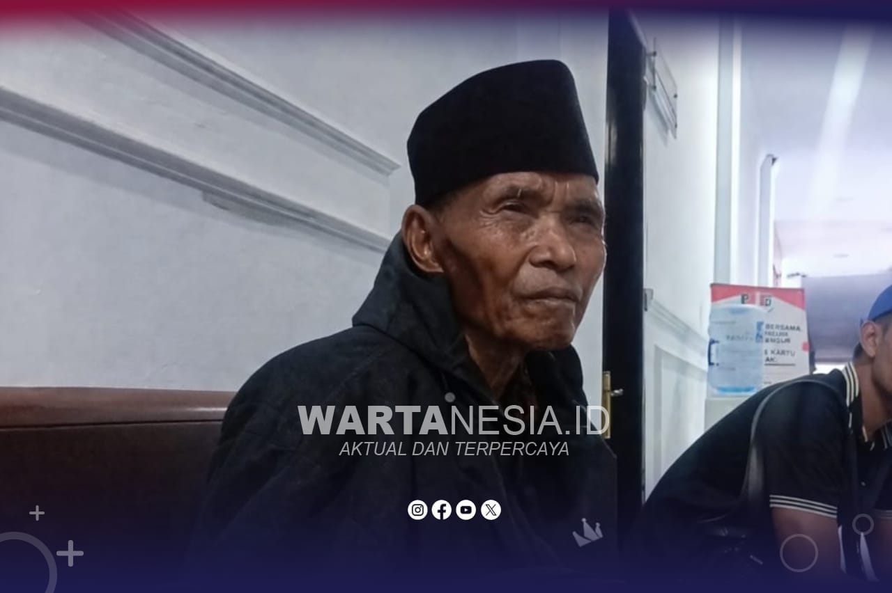 Tahir Mulia (76), lansia yang diseret paksa oleh 2 oknum Anggota Polisi, usai dituduh mencuri di Pasar Malam Marisa.