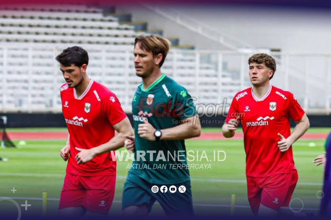 Elkan Baggott (kiri) dan Ole Romeny (kanan) sedang menjalani sesi latihan bersama Timnas Indonesia di Stadion Madya, Senayan, Jakarta, Selasa (24/3/2026). (MUHAMMAD ALIF AZIZ MARDIANSYAH/BOLASPORT.COM)