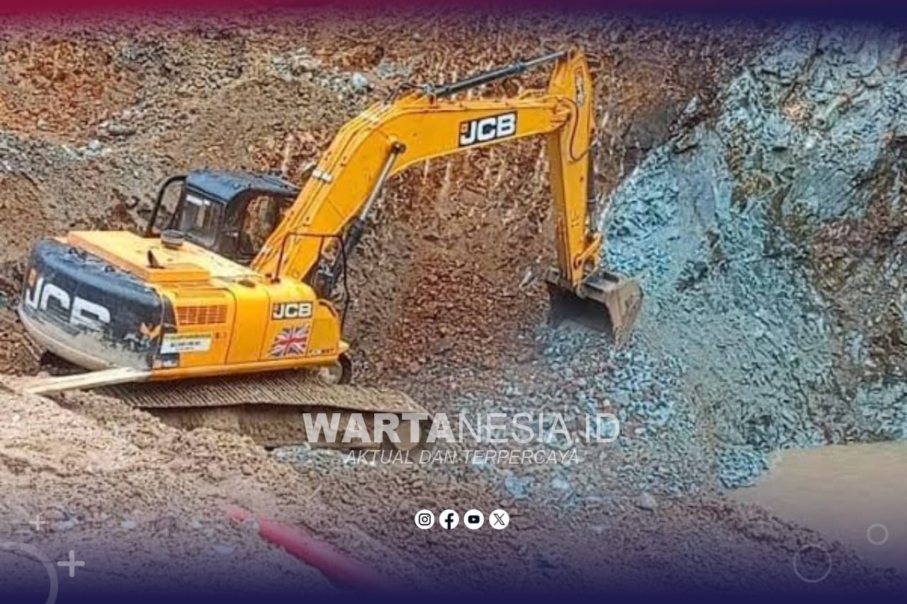 Alat berat excavator saat beroperasi di lokasi PETI Dam, Hulawa. (Faktanews)