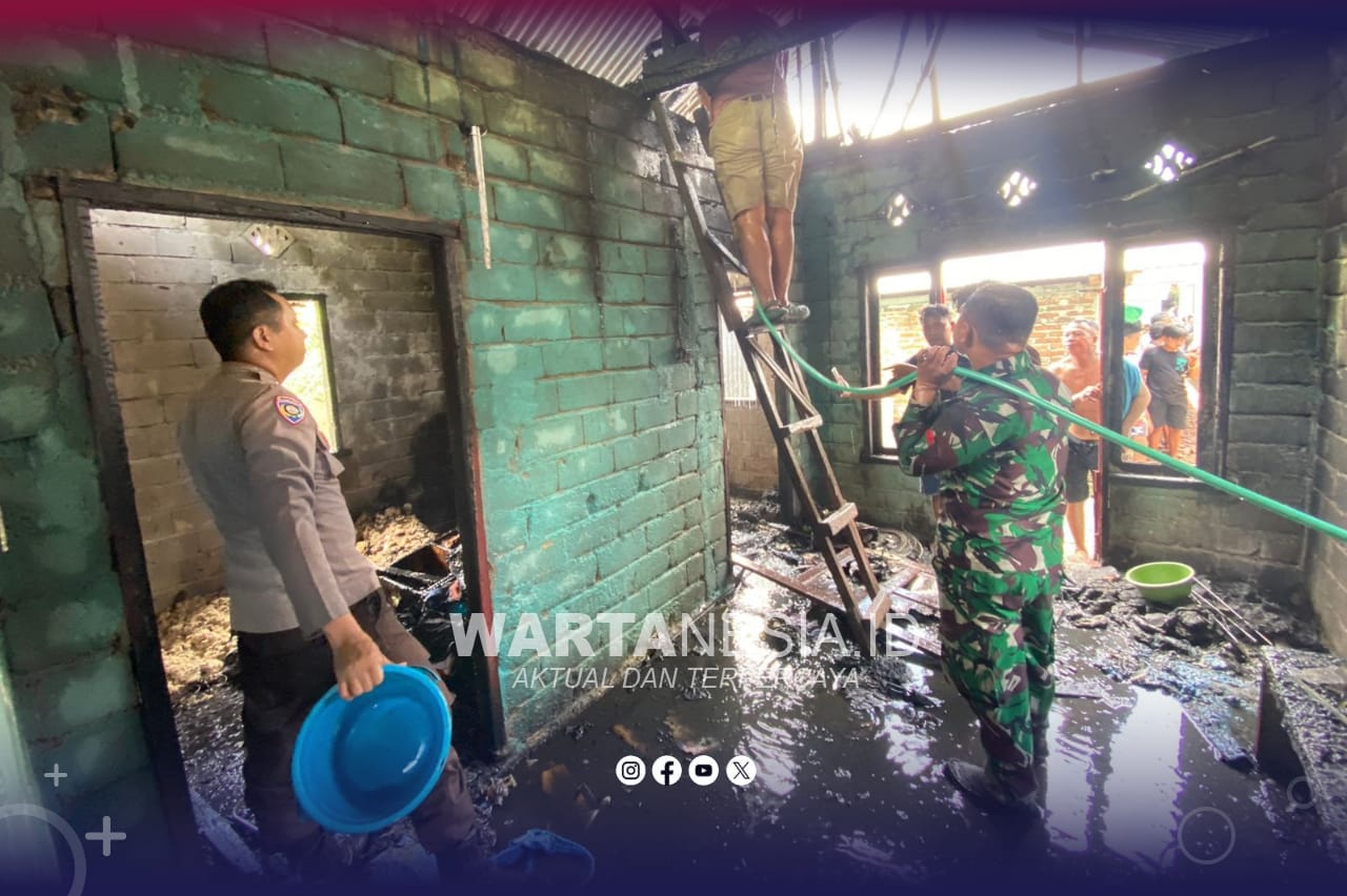 Babinsa dan Bhabinkamtibmas Kecamatan Randangan saat membantu memadamkan api usa terbakar pada Jumat (3/4/2025).
