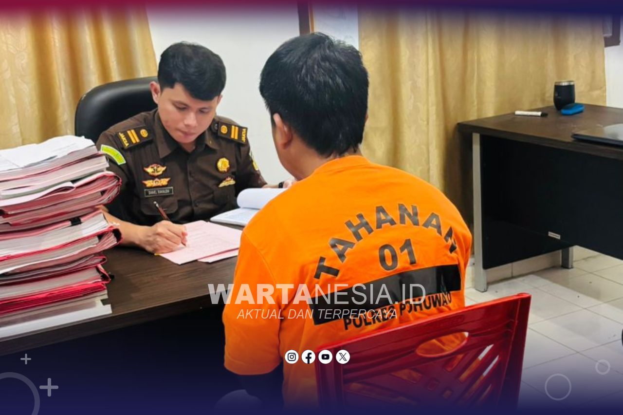 FH alias Ferdi, tersangka penganiayaan Almarhum Reza Latif, saat berada di Kantor Kejaksaan Negeri Marisa. (Dok. Humas Polres Pohueato)