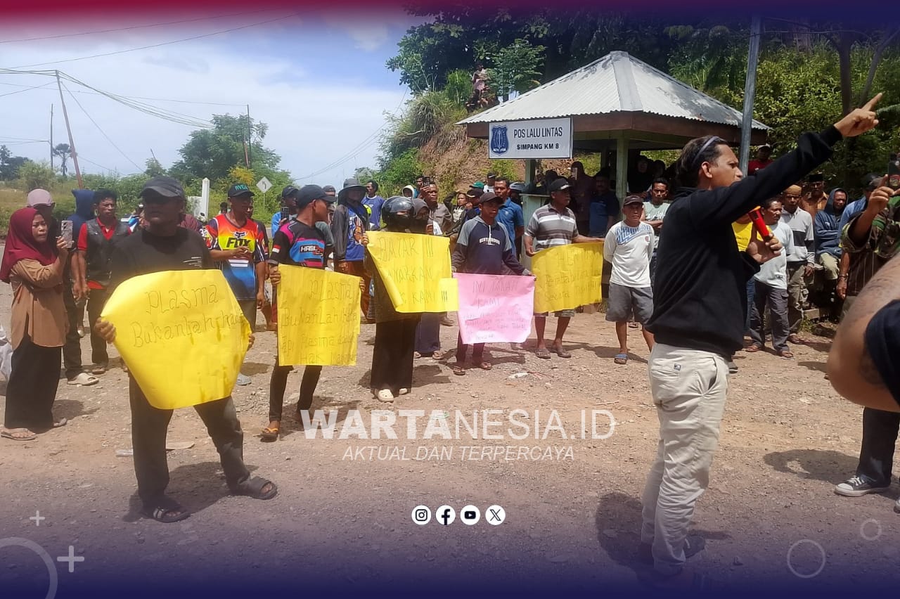 Ratusan warga turun langsung ke jalan dan memblokade akses utama yang digunakan perusahaan PT IGL dan BTL. (Istimewa)