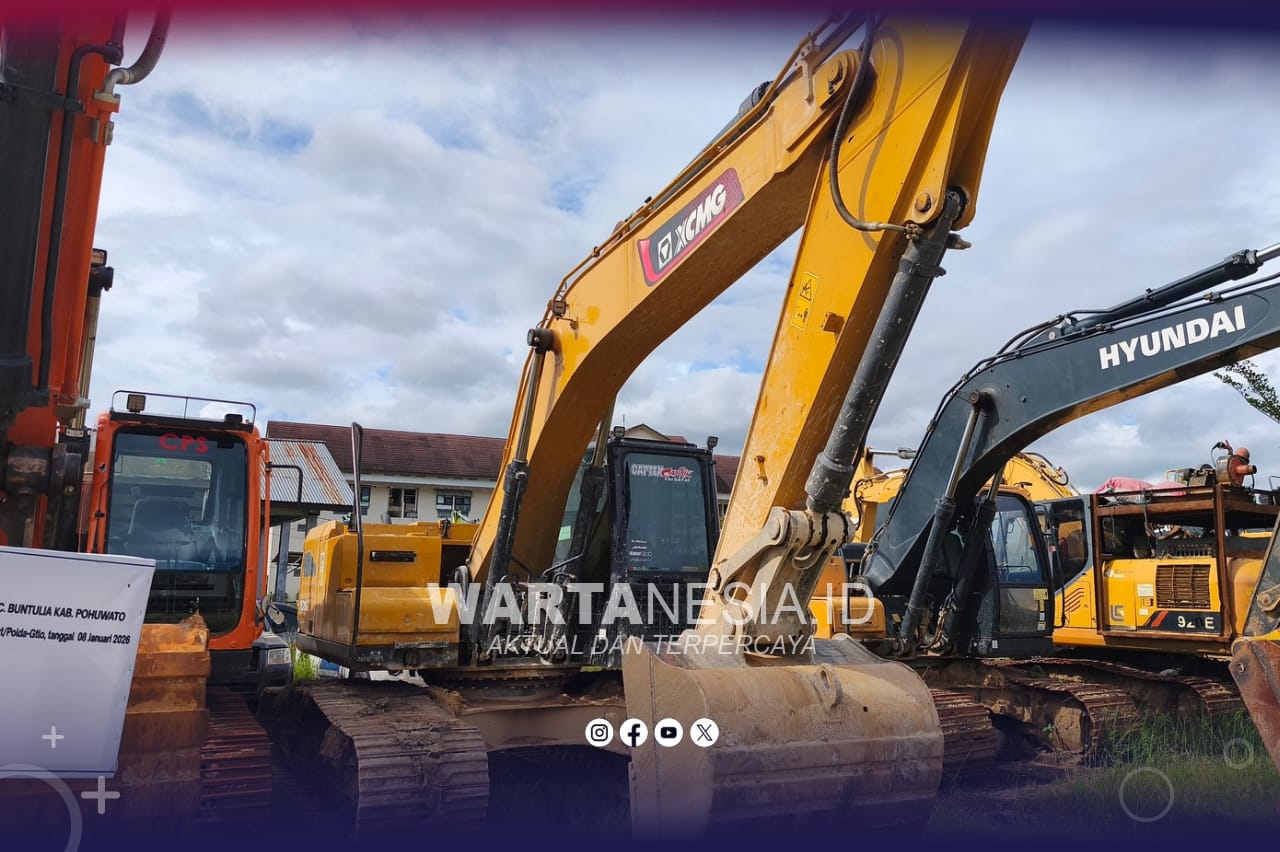 Barang bukti Excavator merek XCMG saat berada di Polres Pohueato, usai diamankan dari Lokasi PETI Hulawa, pada Selasa (7/4/2026)