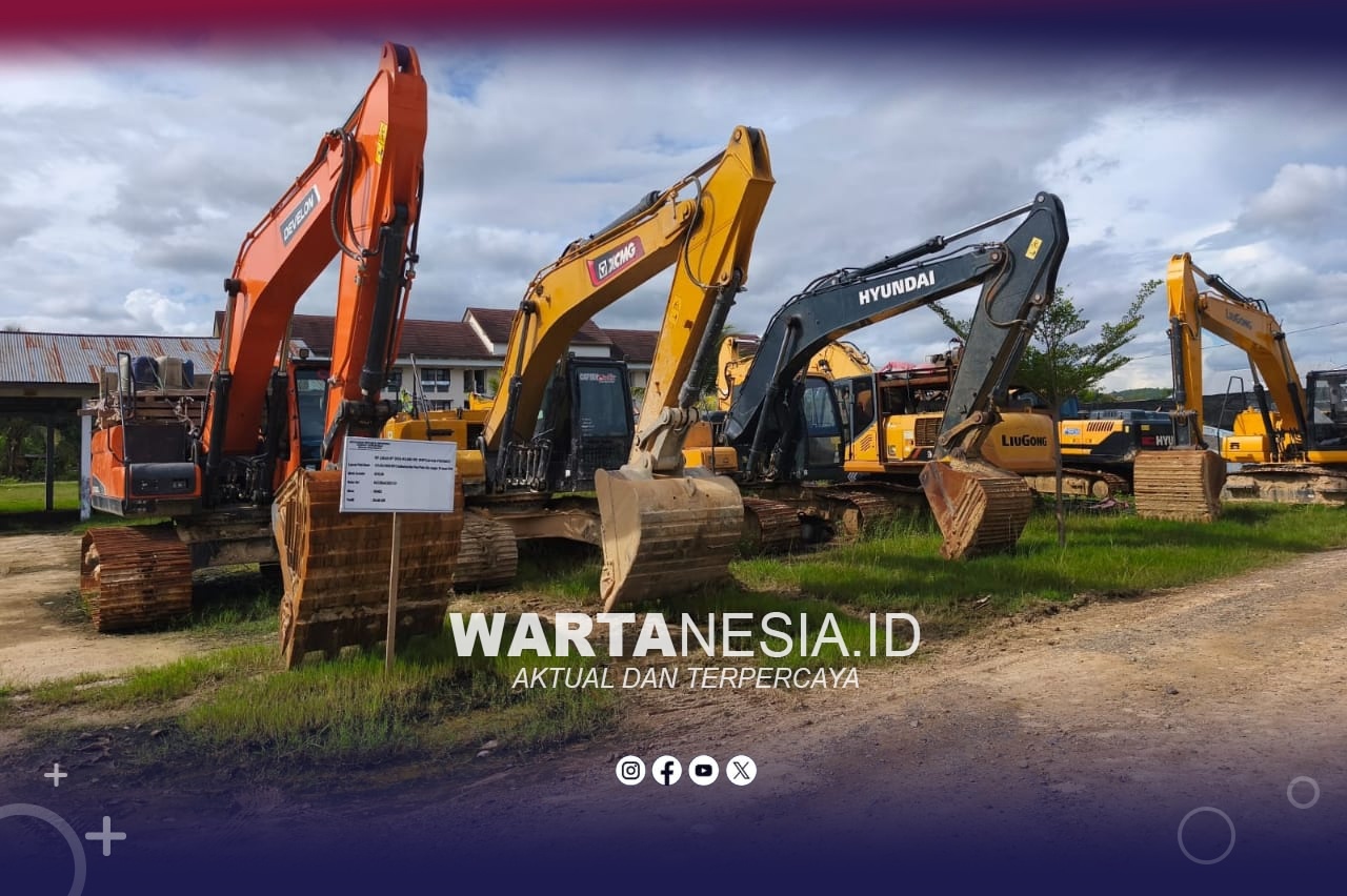 Alat berat excavator yang diduga disewa oknum Kades di Pohuwato, saat berada di Mapolres Pohuwato. (Istimewa)