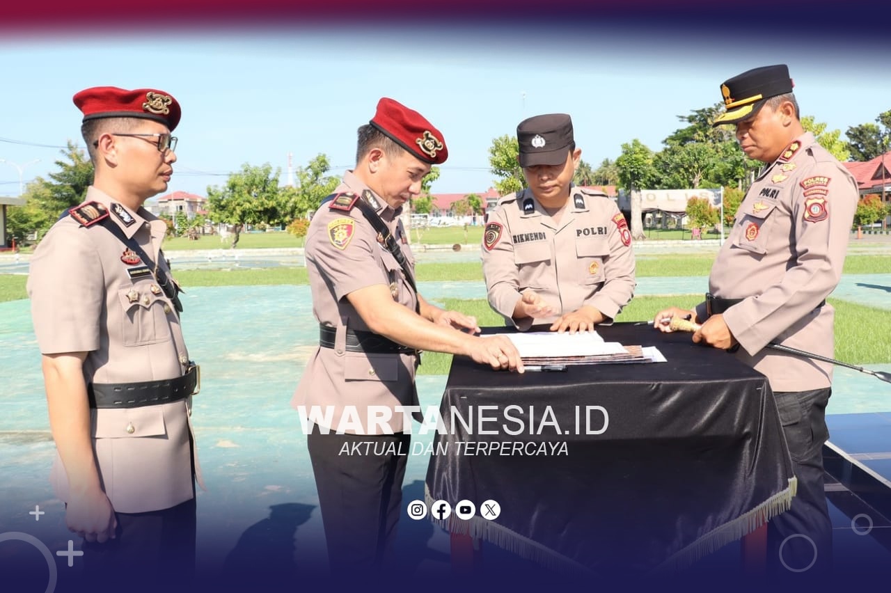 Kapolres Pohuwato, AKBP Busroni, S.I.K., M.H., memimpin langsung upacara serah terima jabatan (sertijab) sejumlah pejabat utama dan Kapolsek jajaran di lingkungan Polres Pohuwato, di halaman Polres Pohuwato, Jumat (17/4/2026). Foto-Humas