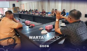 Ketua Komisi III DPRD Pohuwato, Nasir Giasi (kanan), saat mendengar keluhan penambang Pani Dalam, terkait tuntutan ganti rugi talang yang rusak oleh PGM.