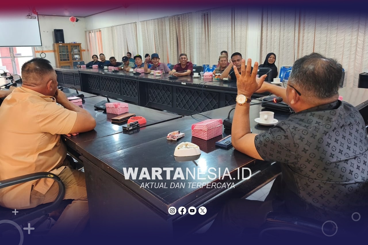Ketua Komisi III DPRD Pohuwato, Nasir Giasi (kanan), saat mendengar keluhan penambang Pani Dalam, terkait tuntutan ganti rugi talang yang rusak oleh PGM.