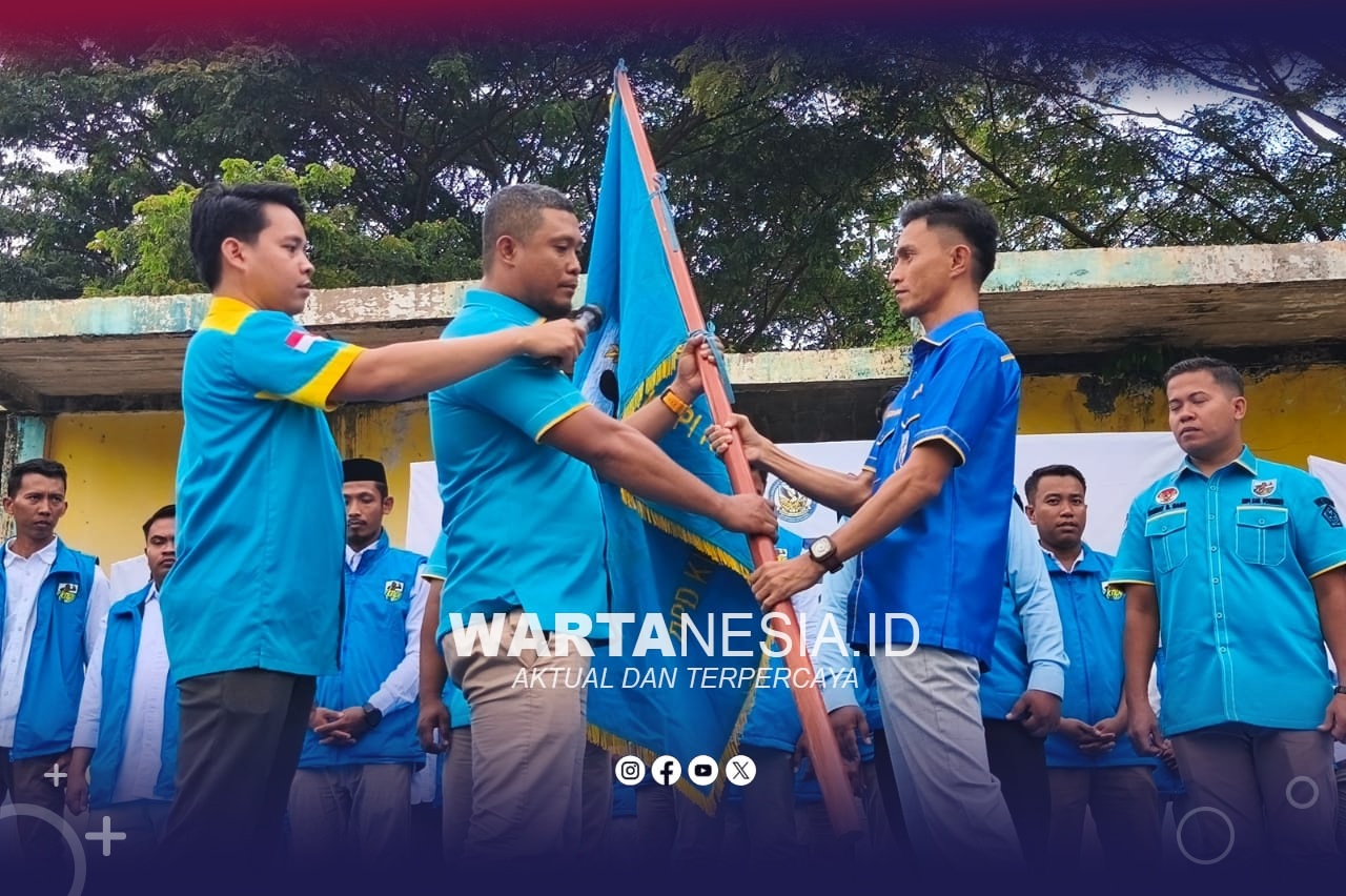 Penyerahan Pataka oleh Ketua DPD KNPI Provinsi Gorontalo, Riyanto Ismail, kepada Ketua DPD KNPI Pohuwato, Fardiyanto Mohi.