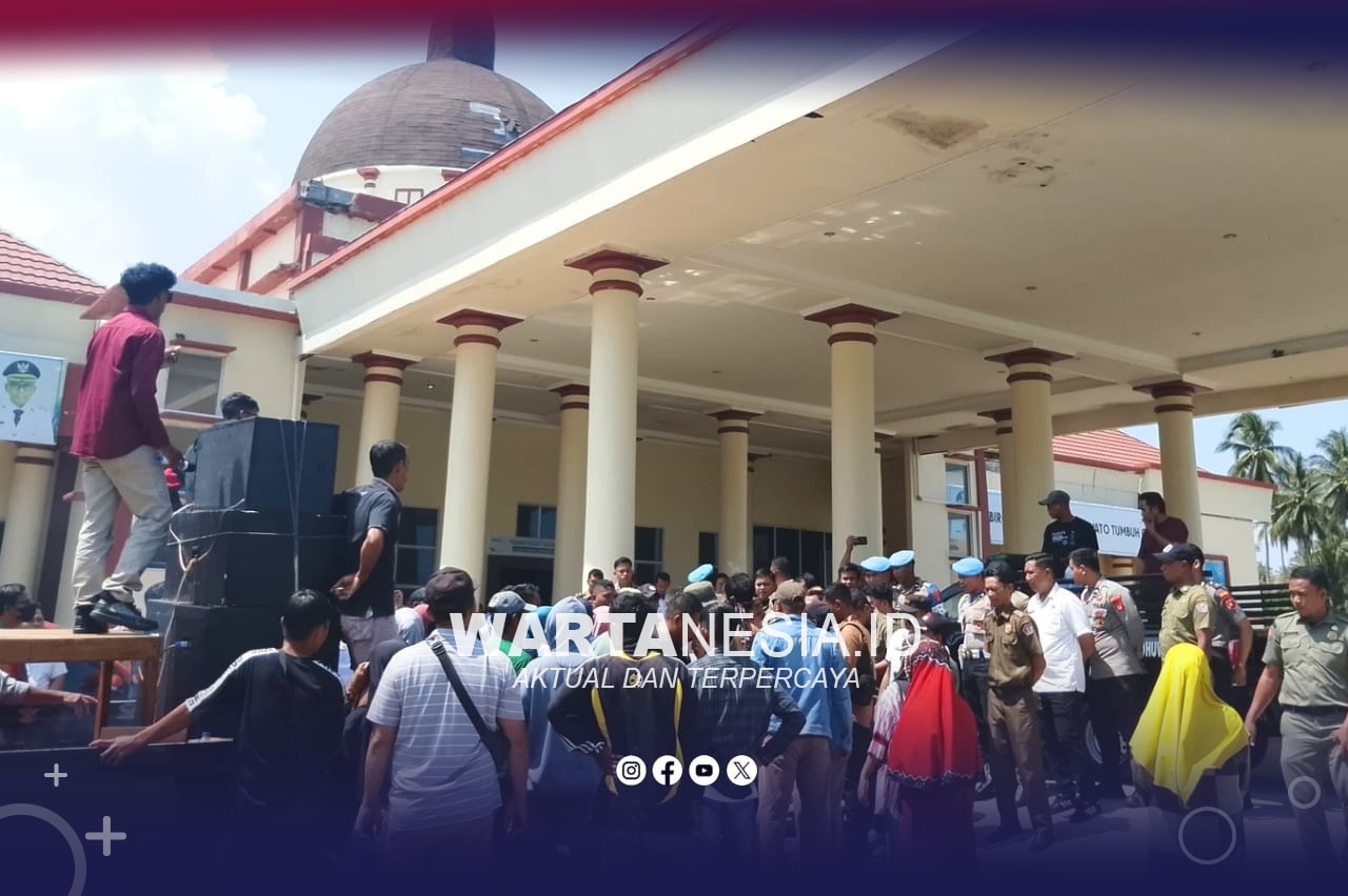 Suasana demo warga Yipilo di Kantor Bupati Pohuwato, tuntut Kades Yipilo dicopot.