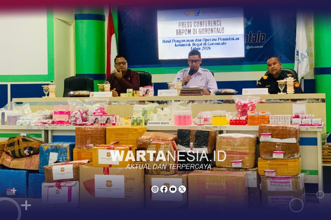 Kepala BBPOM Gorontalo, Lintang Purbaya Jaya, saat konfrensi pers terkait temuan kpsmetik ilegal yang berhasil dibongkar, , Kamis (23/4/2026) (Foto. Hibata)