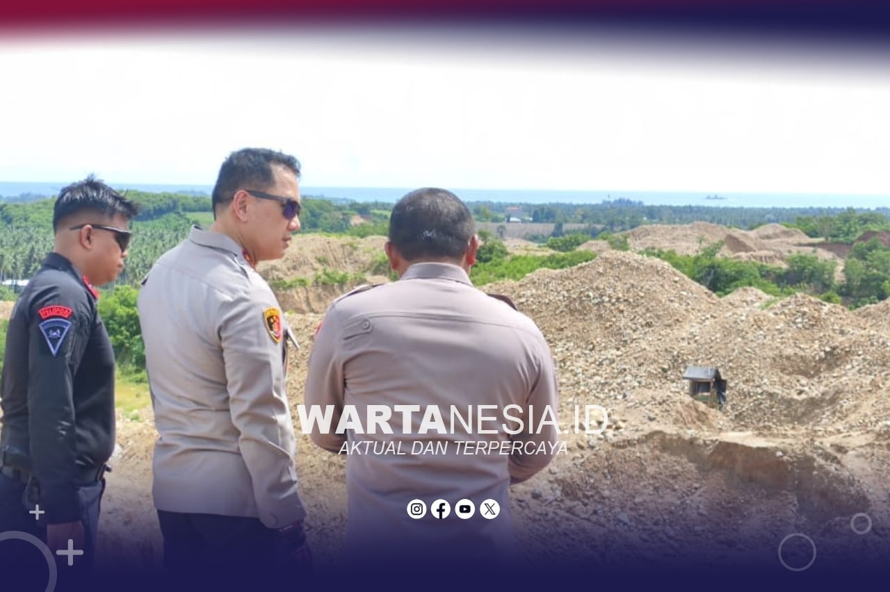 Kapolda Gorontalo, Irjen Pol Widodo, saat melihat kondisi kerusakan lingkungan di kawasan PETI Bulangita, pada 14 Januari 2026. (Dok. Humas Polres Pohuwato)