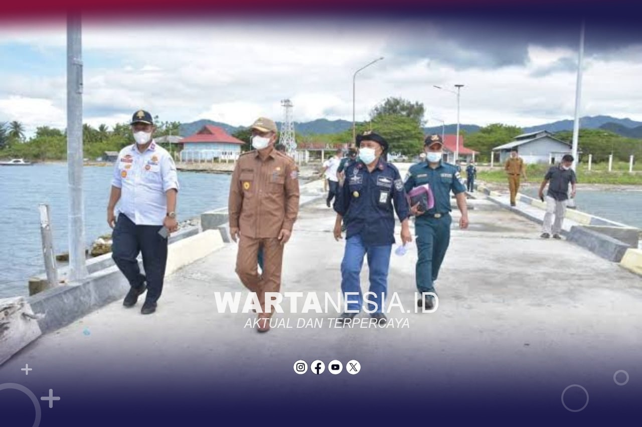 Bupati Pohuwato, Saipul A. Mbuinga, saat mengunjungi pelabuhan barang Bumbulan, Kecamatan Paguat. (Dok. Iwan Karim/Humas)