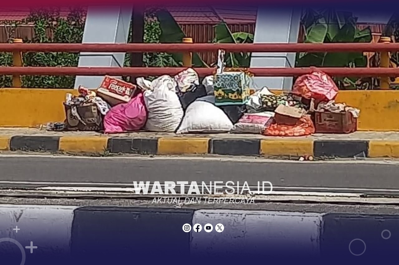 Foto sampah menumpuk di Jembatan Marisa. (Fitri Vivin Abdullah)