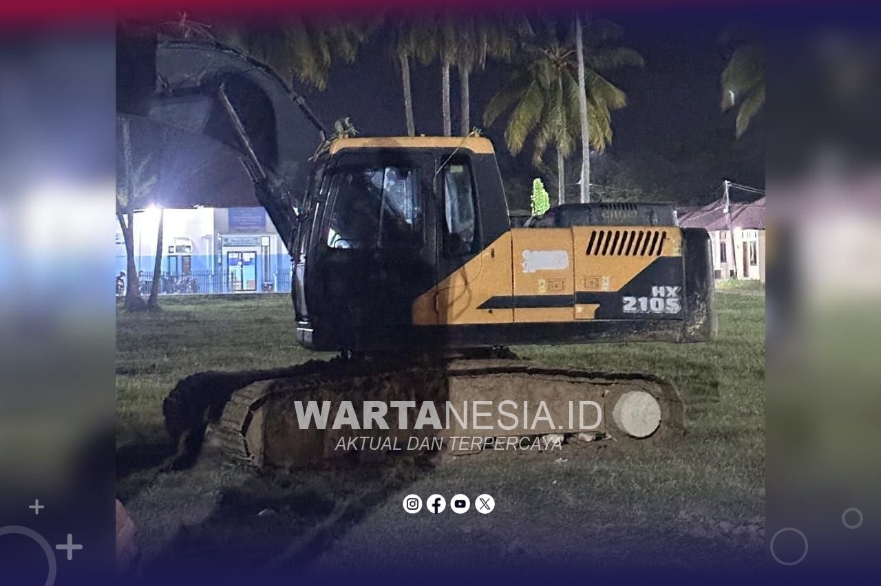 Satu unit alat berat Exvavator di halaman Polres Pohuwato, usai diamankan dari lokasi PETI Dengilo, Kecamatan Dengilo, Minggu (19/4/2026). (Istimewa)