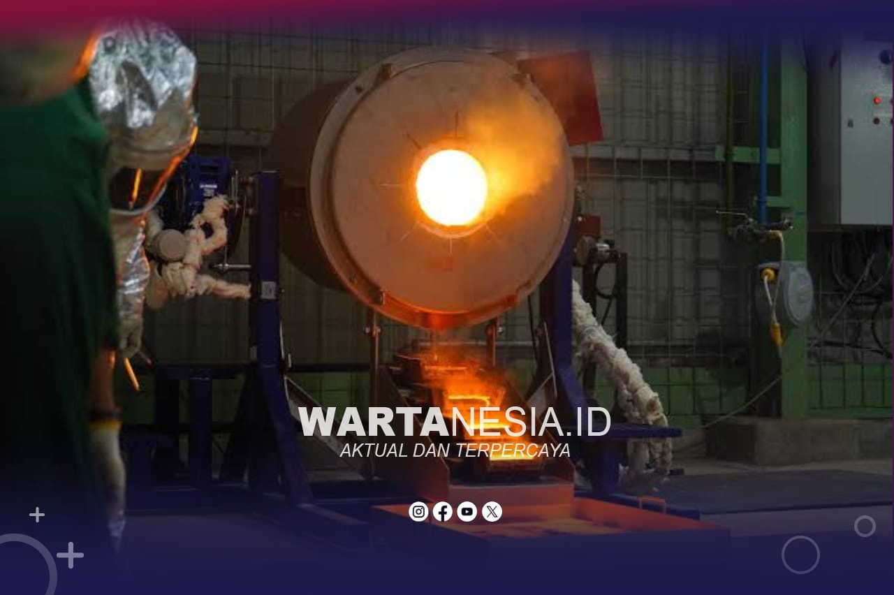 Foto penuangan emas perdana Pani Gold Mine (dok. Merdeka Copper Gold)