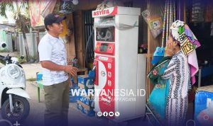 Pegawai Dinas Perindagkop Pohuwato saat mengunjungi penjual BBM lewat POM Mini.(Istimewa)