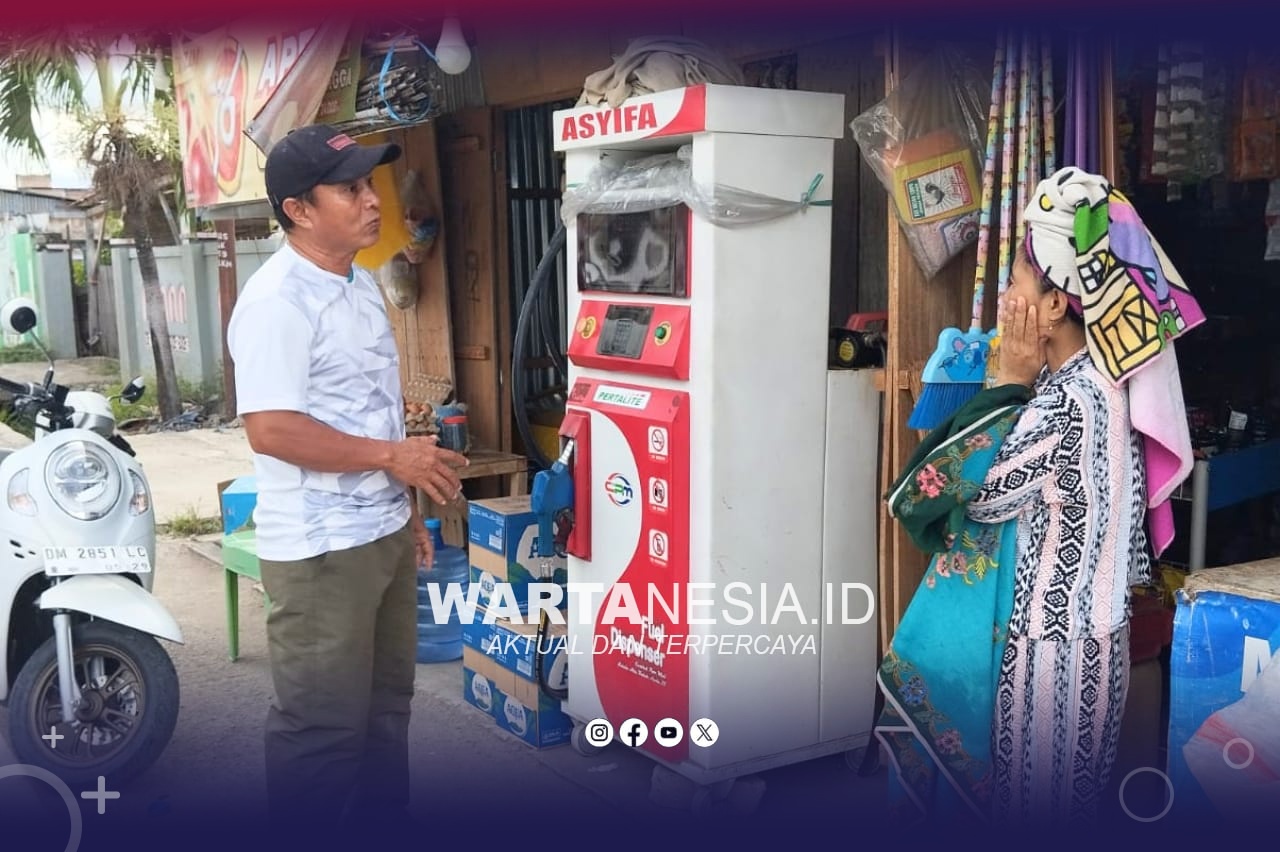 Pegawai Dinas Perindagkop Pohuwato saat mengunjungi penjual BBM lewat POM Mini.(Istimewa)