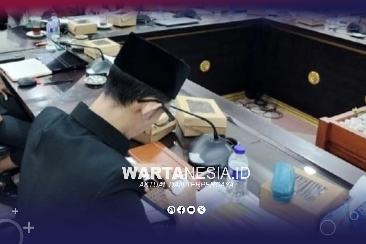 Anggota DPRD Jember asyik bermain game dan merokok saat oembahadan stunting.(Istimewa)