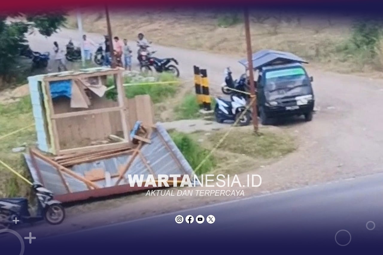 Pos penjagaan rusak saat aksi unjuk rasa oleh AMPERAH, di PT.BTL dan IGL, Rabu (13/5/2026). (Foto/Humas Polres Pohuwato)