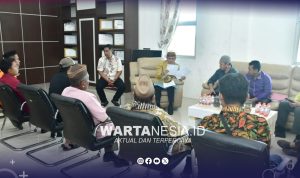 Bupati Pohuwato, Saipul A. Mbuinga, saat menerima unsur Pemerintah Kecamatan Paguat terkait persoalan Kades Buhu Jaya. (Iwan Karim) Bupati Pohuwato, Saipul A. Mbuinga, saat menerima unsur Pemerintah Kecamatan Paguat terkait persoalan Kades Buhu Jaya. (Iwan Karim)
