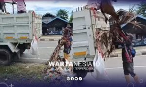 Petugas DLH saat mengangkut sampah, Sabtu (23/5/2026) IMG-20260523-WA0037