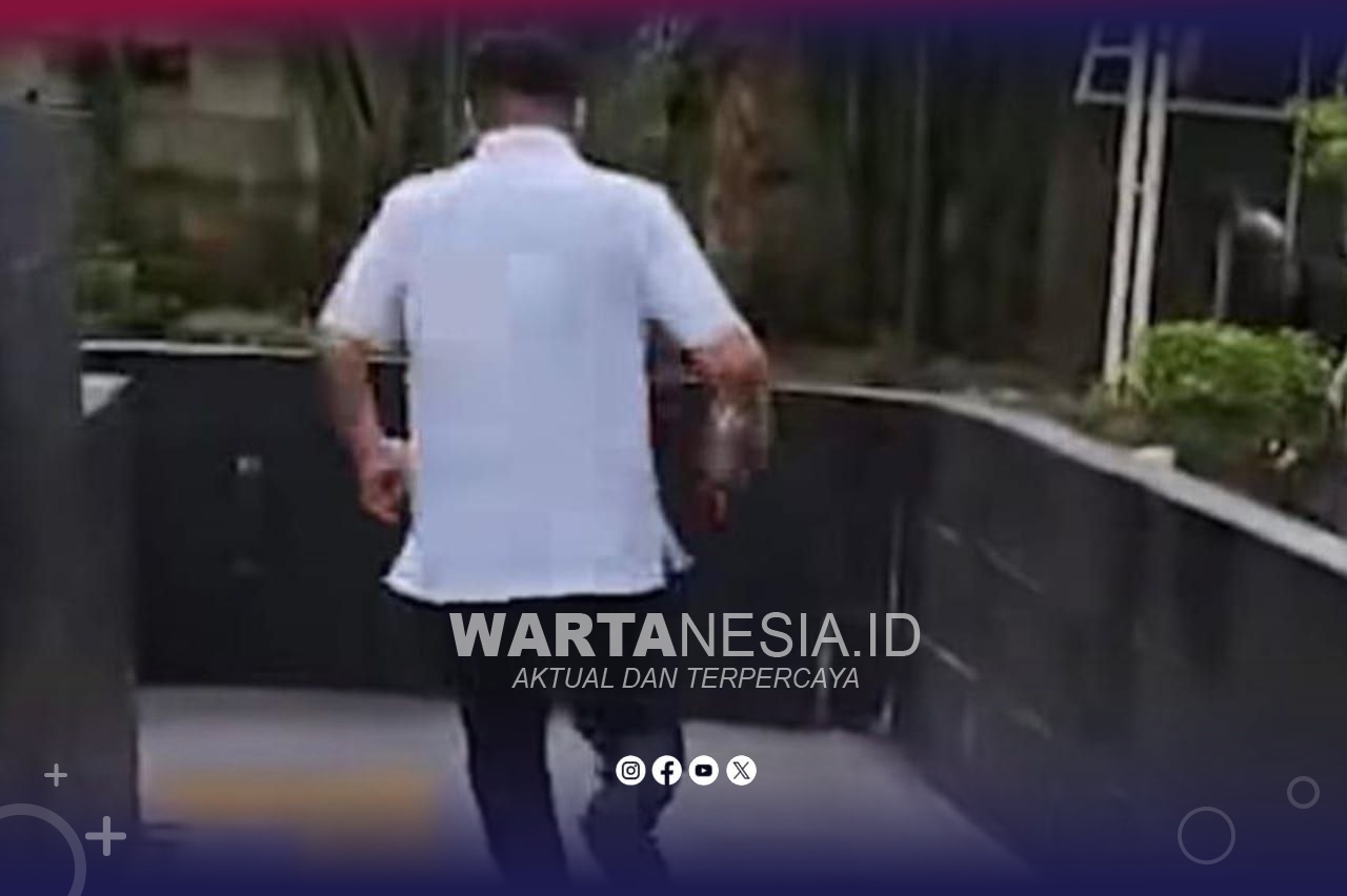 Seorang pegawai Direktorat Jenderal Bea Cukai terlihat berlari meninggalkan gedung Komisi Pemberantasan Korupsi (KPK). (Foto: Tangkapan layar).