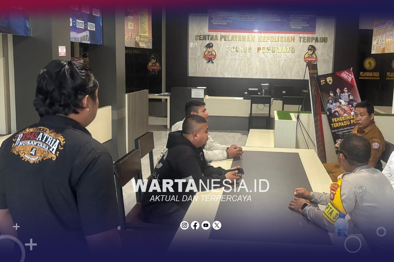 Tim URC Polres Pohuwato sedang melakukan mediasi antara debt collector dan warga.