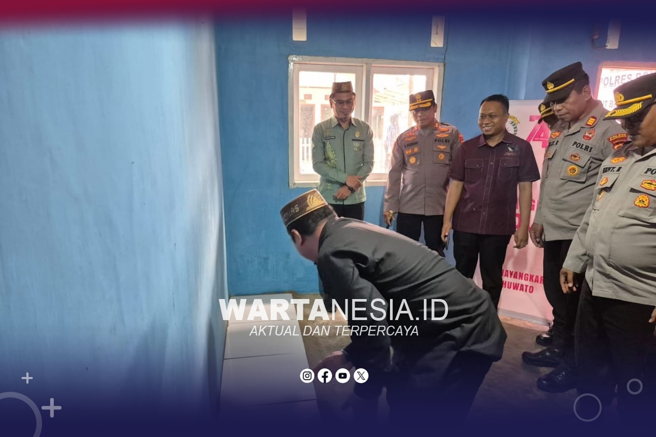 Kapolres Pohuwato, AKBP Bursoni, didampingi Wakapolres dan jajaran, serta disaksikan Camat Marsia, saat melakukan bedah 5 rumah dalam rangka HUT ke-80 Bhayangkara Tahun 2026.