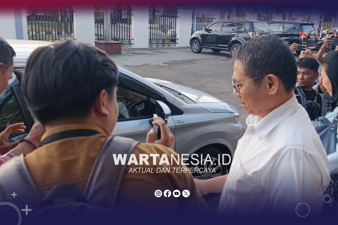 Mantan Pj Gubernur Gorontalo, Hamka Hendra Noer (kemeja putih) saat keluar dari Kejati Goronralo, usai menjalani pemeriksaan selama 8 jam terkait kasus korupsi di Dinas Kominfo. (Istimewa)