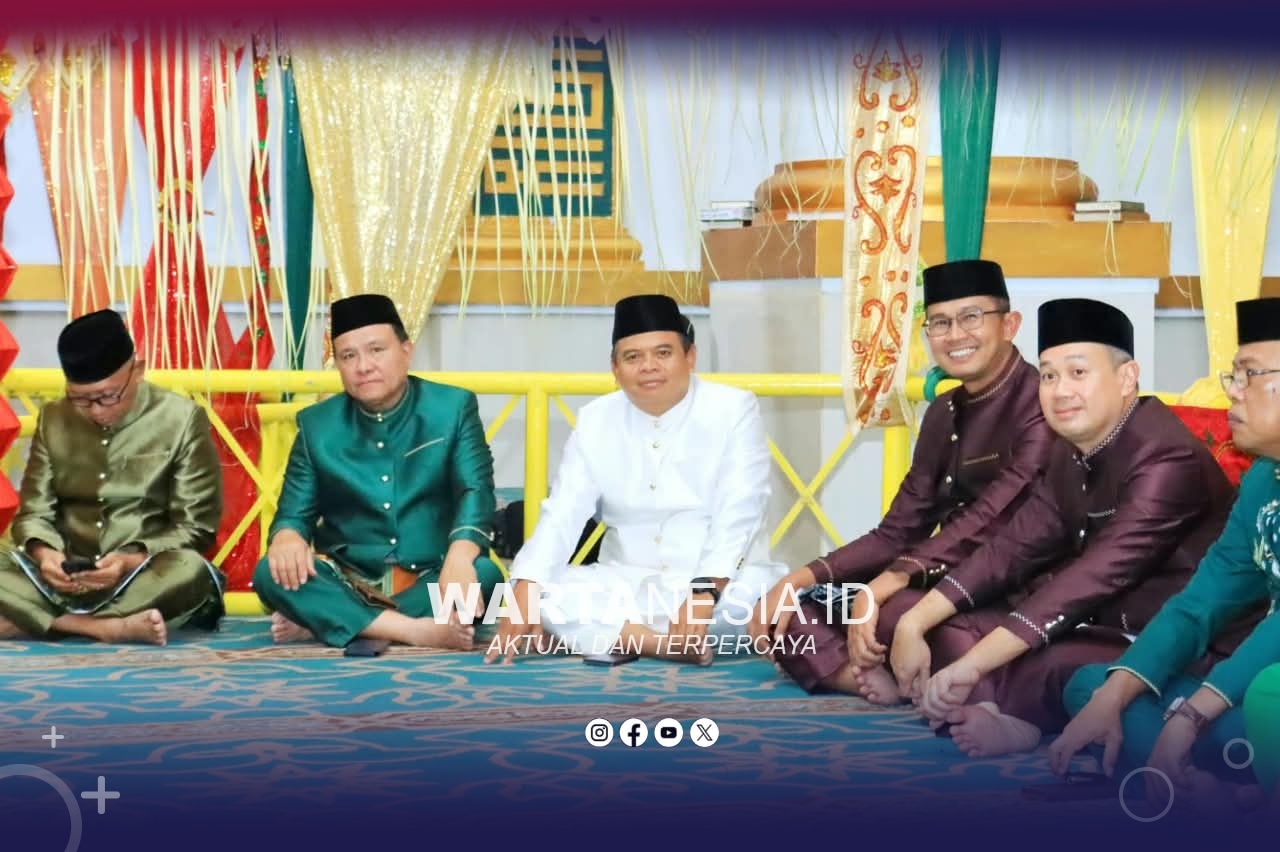 Kapolres Pohuwato, AKBP Busroni (Putih), saat menghadiri Maulid Nabi Muhammad S.a.w, 1448 Hijriah, Senin (24/8/2026), di Masjid Agung Baiturrahim Pohuwato.