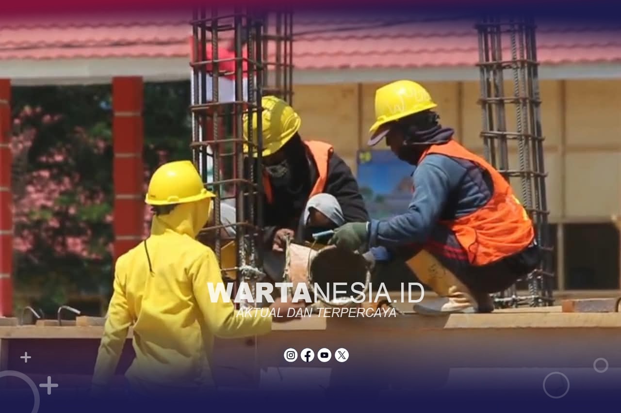 Sejumlah pekerja sedang melakukan pekerjaan pengecoran Kantor Bupati Pohuwato. (Istimewa)