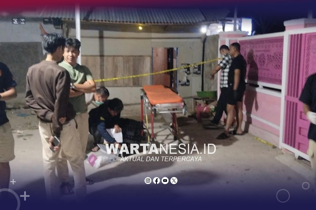 Polres Pohuwato mengamankan lokasi kejadian dan melakukan evakuasi terhadap jenazah seorang pria di salah satu warung remang-remang di Marisa-Pohuwato.
